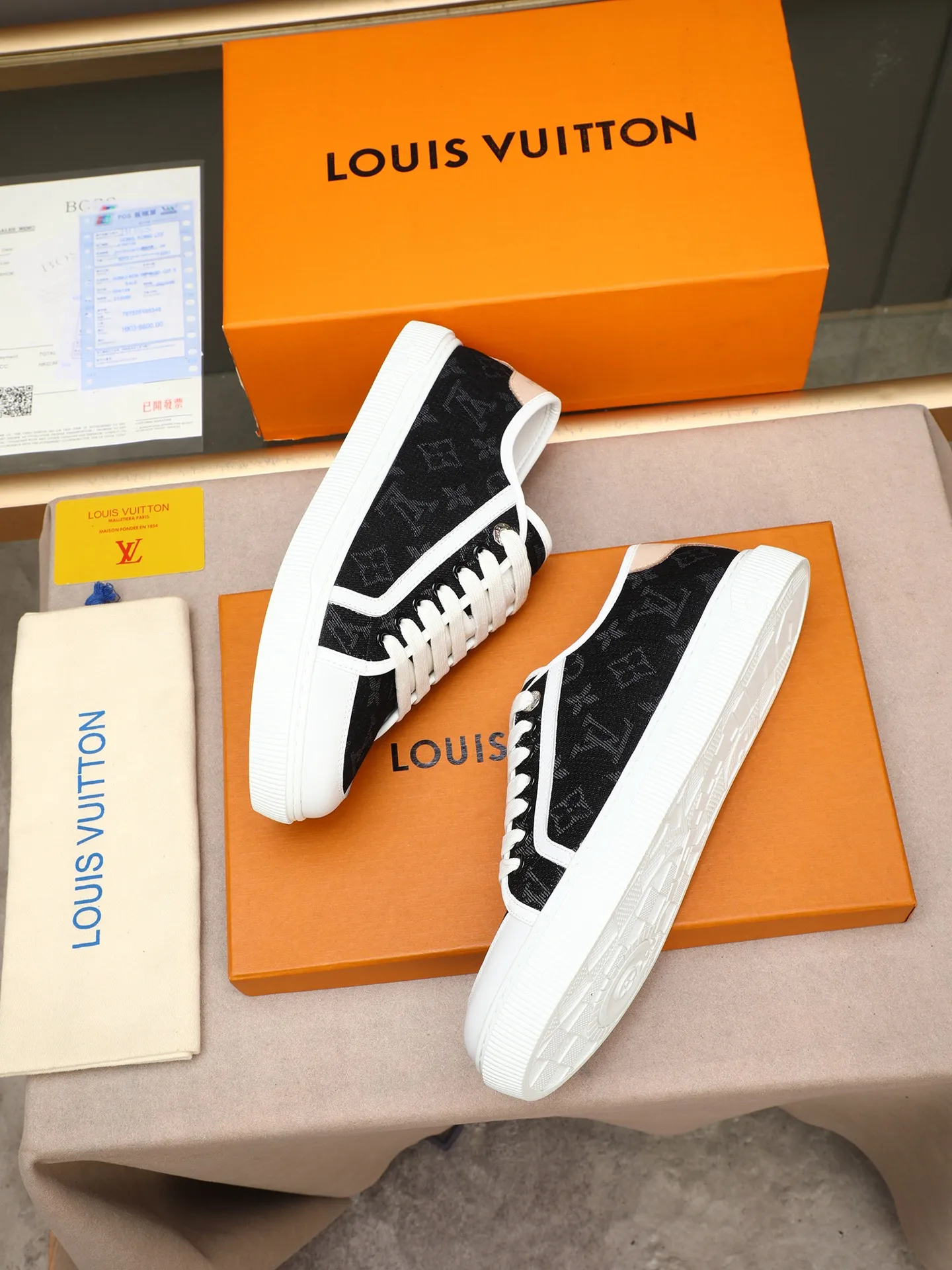Men's Men's Shoes 💰440 𝐋𝐨𝐮𝐢𝐬 𝐕𝐮𝐢𝐭𝐭𝐨𝐧 𝟮𝟬𝟮𝟱/𝐬𝐬 Louis Vuitton's new spring and summer casual sports sneakers have a youthful atmosphere and are very youthful on the feet! Comfortable and light on the feet! The color is also very youthful! The upper is exclusively decorated with LV accessories! Make the whole shoe more flexible! The special electro-printed logo on the upper has a sense of design and is super recognizable! Beautiful and generous! ! It’s super easy to walk on! Specific denim surface material, sheepskin lining, original molded outsole Size: 38-44 (45 customized)